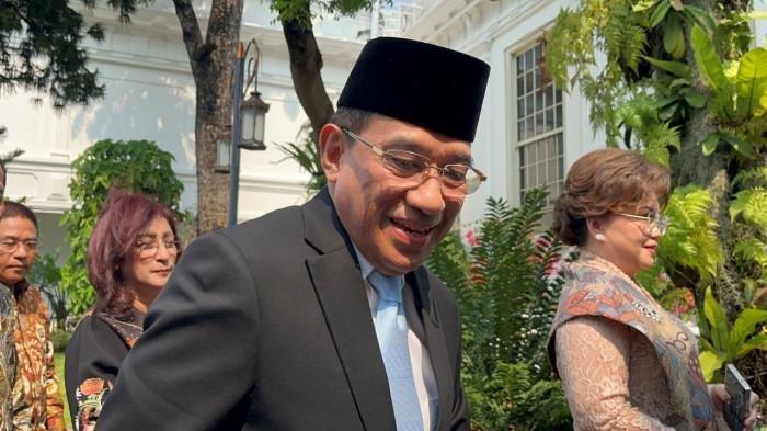 WAMENKES - Dokter spesialis paru dr. Benjamin Paulus tiba di Istana Kepresidenan, Jakarta, Rabu siang (8/10/2025). Presiden Prabowo melantuknya jadi Wakil Menteri Kesehatan (Wamenkes) RI. (Tribunnews.com/Taufik Ismail)