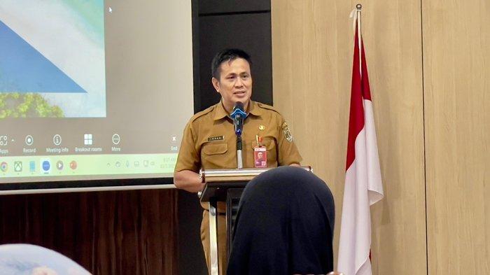 PELATIHAN KARBON BIRU - Kepala Dinas Kelautan dan Perikanan (DKP) Provinsi Kalimantan Timur, Irhan Hukmaidy, dalam kegiatan Pelatihan Teknis Kredit Karbon Biru dan Prinsip Nilai Ekonomi Karbon di Samarinda pada 7-9 Oktober 2025. Kegiatan ini kerja sama Pemprov Kaltim bersama Yayasan Konservasi Alam Nusantara (YKAN). (HO/YKAN/KHUNTO AJIE WIJOYO)