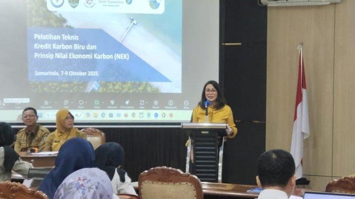 PELATIHAN KARBON BIRU - Manajer Senior Ketahanan Pesisir Yayasan Konservasi Alam Nusantara (YKAN), Mariski Nirwan, saat berbicara dalam kegiatan Pelatihan Teknis Kredit Karbon Biru dan Prinsip Nilai Ekonomi Karbon di Samarinda pada 7-9 Oktober 2025. Kegiatan ini kerja sama YKAN dengan Pemprov Kaltim. (HO/YKAN/KHUNTO AJIE WIJOYO)
