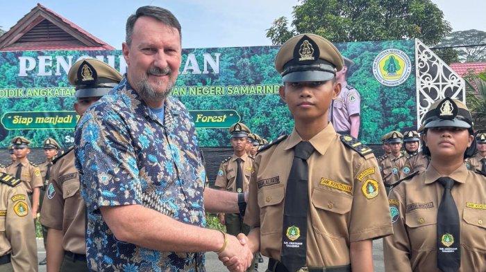 BEASISWA PT IHM - Business Unit Head PT Itci Hutani Manunggal (IHM), Maxwell Gustav Mc Master, menyalami siswa SMK Kehutanan Negeri Samarinda pada acara pengukuhan peserta didik Angkatan XVII Tahun 2025, Sabtu (11/10/2025) di SMK Kehutanan Negeri Samarinda. Tahun ini PT IHM memberikan beasiswa kepada 26 siswa SMK Kehutanan Negeri Samarinda, sebagai bentuk komitmen mendukung pengembangan SDM di sektor kehutanan. (HO/IHM)