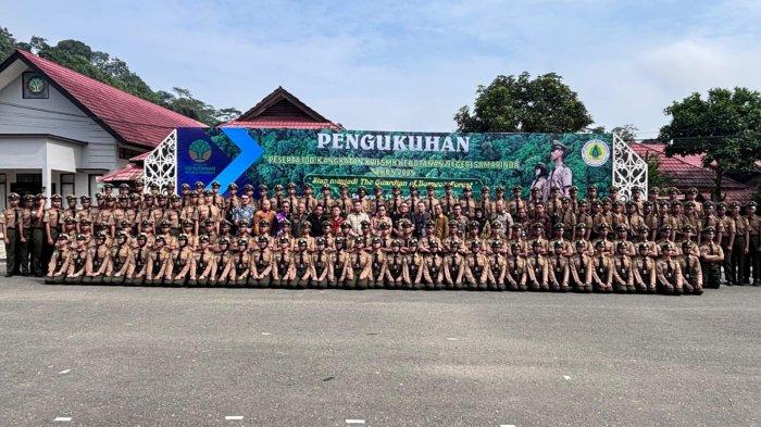 BEASISWA PT IHM - PT Itci Hutani Manunggal (IHM) menghadiri acara pengukuhan peserta didik Angkatan XVII Tahun 2025, Sabtu (11/10/2025) di SMK Kehutanan Negeri Samarinda. Tahun ini PT IHM memberikan beasiswa kepada 26 siswa SMK Kehutanan Negeri Samarinda, sebagai bentuk komitmen mendukung pengembangan SDM di sektor kehutanan. (HO/IHM)