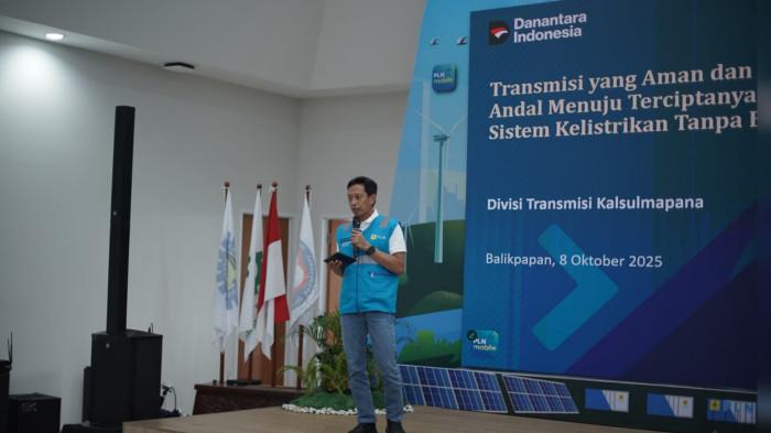 Executive Vice President (EVP) Transmisi Kalimantan, Sulawesi, Maluku, Papua, dan Nusa Tenggara (Kalsulmapana) PLN, Abdul Salam Nganro, menyampaikan arahan dalam kegiatan “Safety and Net Zero Emission Exhibition Day” yang diselenggarakan PLN Nusa Daya di Balikpapan. Dalam kesempatan tersebut, ia menegaskan pentingnya penerapan budaya Keselamatan dan Kesehatan Kerja (K3) di seluruh lini operasi untuk menjaga keandalan sistem transmisi di Kalimantan.