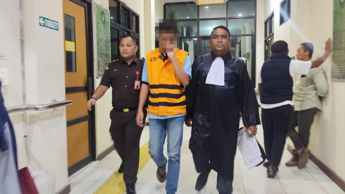 BUKTI TAK KUAT – Penasihat hukum Jaludin (kanan) mendampingi terdakwa FR (tengah) usai mengikuti sidang pembacaan tuntutan di Pengadilan Negeri Balikpapan, Rabu (15/10/2025). Dalam sidang tersebut, Jaksa Penuntut Umum menuntut FR dengan hukuman tujuh tahun penjara atas dugaan tindak asusila terhadap anak kandungnya, sementara pihak pembela menilai proses hukum terlalu terburu-buru dan bukti belum kuat. (TRIBUNKALTIM.CO/MOHAMMAD ZEIN RAHMATULLAH)