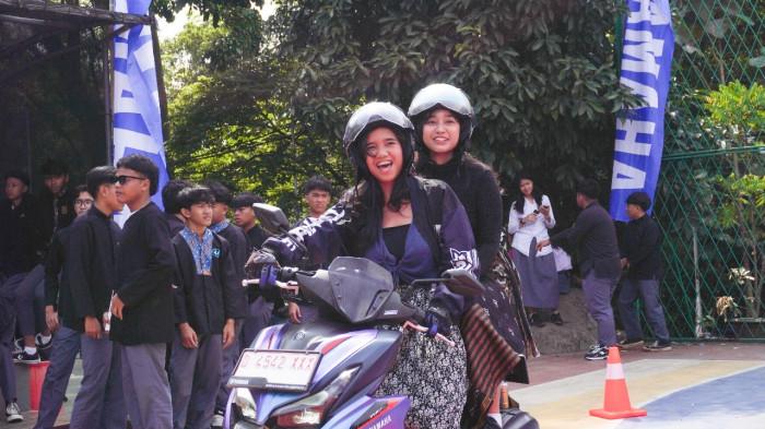 Para siswa -siswi mencoba test ride motor yamaha yang disediakan panitia pada acara  Yamaha Youth Community (Y2C) di Bandung