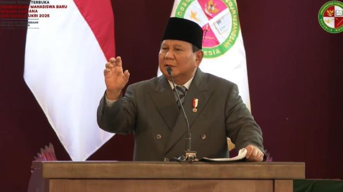 PROGRAM MBG - Presiden Prabowo Subianto berpidato dalam prosesi sidang senat pengukuhan mahasiswa baru sekaligus wisuda sarjana di Universitas Kebangsaan Republik Indonesia (UKRI), Bandung, Jawa Barat, Sabtu (18/10/2025). Pada kesempatan itu, Prabowo mengeklaim bahwa program Makan Bergizi Gratis (MBG) 99,99 persen berhasil. (Tangkapan Layar di YouTube UKRI TV)
