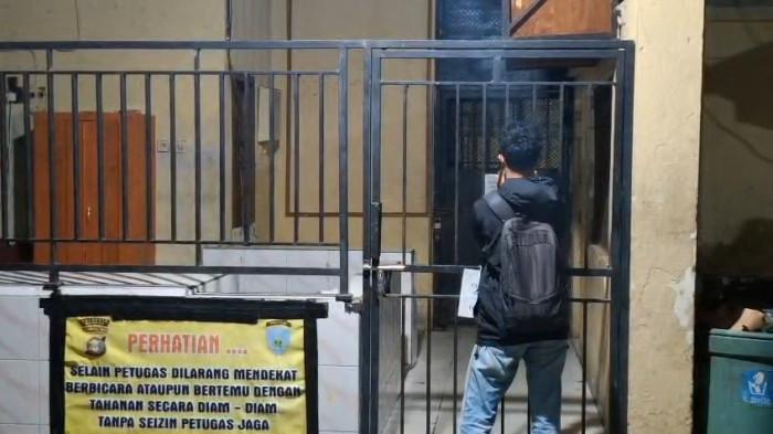 SISIR RUMAH TAHANAN - Jajaran kepolisian kini terus bekerja mencari sembilan tahanan yang kabur dari Polsek Samarinda Kota, Jalan Bhayangkara, Kelurahan Bugis, nampak lubang yang dijebol untuk jalan 15 tahanan yang kabur, Minggu (19/10/2025) sekira pukul 14.00 Wita. (TRIBUNKALTIM.CO/MOHAMMAD FAIROUSSANIY)