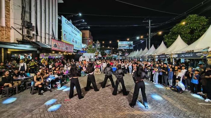 Street Dance Tampil memukau dihadapan ribuan penonton yang memeriahkan acara CustoMaxi Yamaha 2025 di Balikpapan