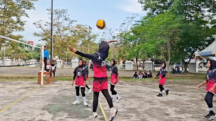 TURNAMEN BOLA VOLI - Pelajar yang bertanding dalam Disdikbud III Turnamen Bola Voli antar pelajar SMP/MTS se-Kabupaten Paser, yang berlangsung di Lapangan Terbuka, Area Kantor Bupati Paser, Senin (20/10/2025). Puluhan sekolah ikut berpartisipasi dalam turnamen tersebut. 