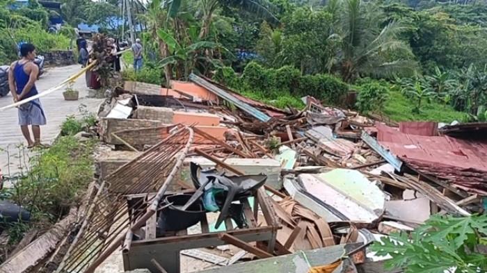 KORBAN LONGSOR BALIKPAPAN - Warga Jalan Batu Butok, Kelurahan Muara Rapak segera menggelar kegiatan gotong royong untuk membersihkan puing-puing bangunan rumah warga yang roboh. Kegiatan ini dilakukan sekaligus untuk memulihkan psikologis warga setempat. (TRIBUNKALTIM.CO/ZAINUL)