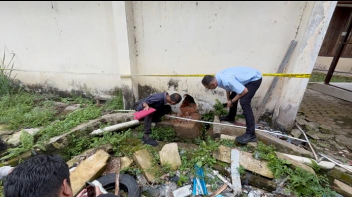 KASUS TAHANAN KABUR - Sejumlah Propam Polda Kaltim meninjau Sel Tahanan Polsek Kota tempat pelarian para 15 tahanan pada Selasa, (21/10/2025). Sel tahanan polsek Samarinda Kota disterilkan. (TribunKaltim.co/Gregorius Agung Salmon)