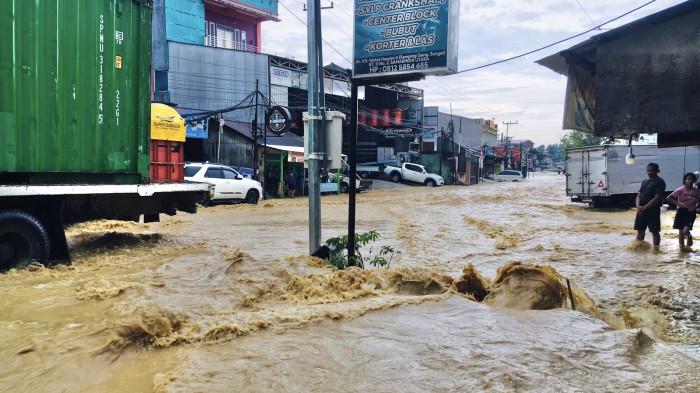 BANJIR DI SAMARINDA - Hujan deras kembali menguji sistem drainase Samarinda. BPBD menilai peningkatan pengendalian banjir mulai terlihat, meski sejumlah kawasan masih tergenang akibat sumbatan dan sedimentasi, Rabu (22/10/2025). (HO/BPBD Samarinda)