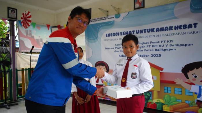 Pertamina Balikpapan dan PWP Bagikan 610 Paket Makanan Bergizi di SDN 019 Balikpapan Barat