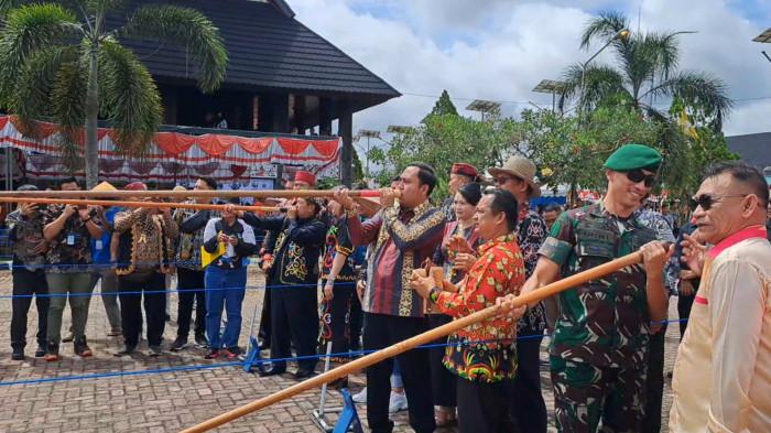 DAHAU KUTAI BARAT - Bupati Kutai Barat (Kubar) Frederick Edwin berpesan, kepada para generasi muda, untuk menjadi pelestari budaya daerah. Demikian menjadi salah satu tujuan dari pelaksanaan festival Dahau Kutai Barat 2025 yang pada Kamis 23 Oktober 2025 resmi dibuka.