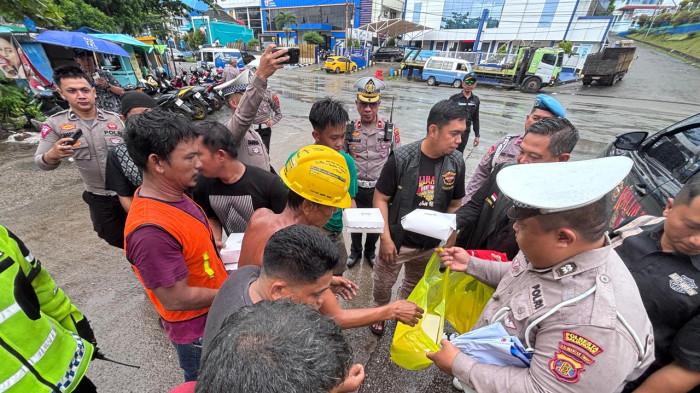 Satlantas Polresta Balikpapan dan HDCI Gelar Jumat Berkah dengan Bagi Makanan ke Warga