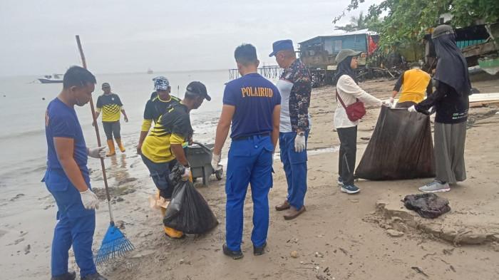 Polairud Polresta Balikpapan Gelar Aksi Bersih Laut dan Pantai di Pesisir Semayang