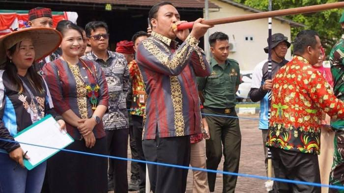 20251024_Bupati Kutai Barat Frederick Edwin membuka Festival Dahau 2025 dengan Menyumpit