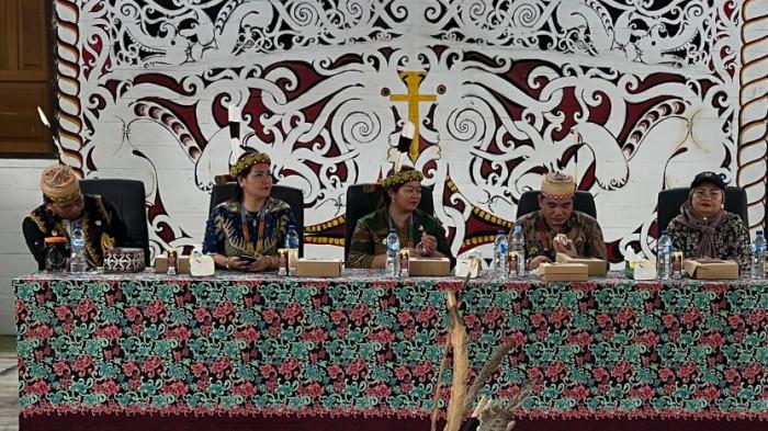 Bupati Mahakam Ulu Angela Idang Belawan Tinjau Program 100 Hari Kerja di Long Apari