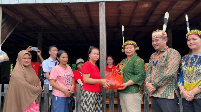 Perdana Bupati Mahulu Turun ke Long Apari, Pastikan Warga Dapat Pangan Murah