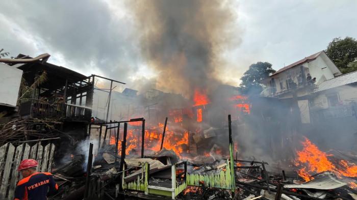 BREAKING NEWS: Kebakaran Hebat Landa Permukiman Padat RT 29 Baru Ilir, Balikpapan Barat 