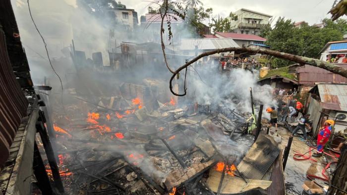 POPULER KALTIM: Bupati Kubar Tanggapi Anggaran Mengendap di Bank, Duka Korban Kebakaran Balikpapan - 20251025_Peristiwa-kebakaran-di-Baru-Ilir-terjadi-di-dua-titik-permukiman.jpg