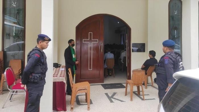 Brimob Kaltim Gelar Patroli dan Pengamanan Ibadah Minggu di Sejumlah Gereja Balikpapan