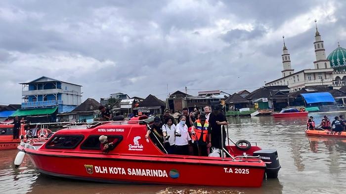 Dinas Perikanan Samarinda Tebar Seribu Benih Patin dan Jelawat di Sungai Karang Mumus