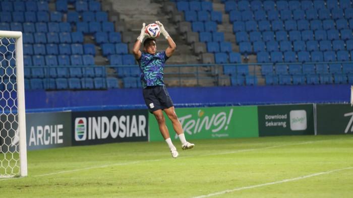BERITA FOTO: Pemain Persiba Balikpapan Pemanasan Serius demi Akhiri Tren Negatif Championship - 20251026_Kiper-Latihan-Tangkap-Bola.jpg