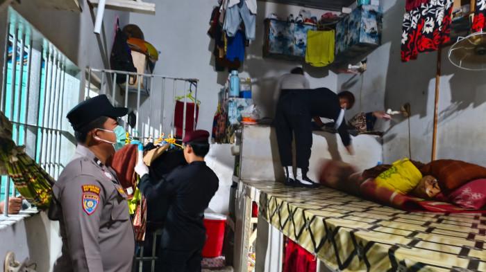 Rutan Balikpapan Bersama TNI-Polri Laksanakan Razia dan Silaturahmi dengan Warga Binaan