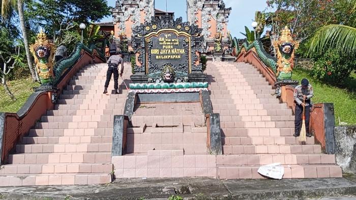 Batalyon A Pelopor Brimob Polda Kaltim Gelar Karya Bakti di Pura Giri Jaya Natha Balikpapan