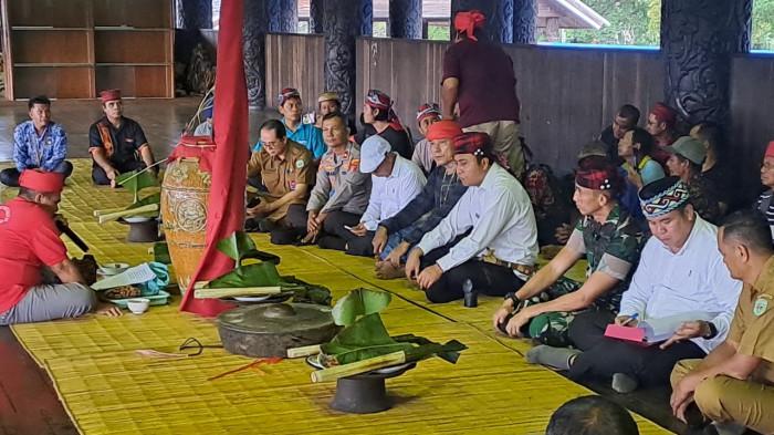 JALANI RITUAL ADAT – Menjelang pengukuhan Presidium Dewan Adat (PDA) Kutai Barat, Bupati Frederick Edwin bersama unsur Forum Koordinasi Pimpinan Daerah (Forkopimda) mengikuti ritual adat Pekapaaq, Selasa (28/10/2025). (TRIBUNKALTIM.CO/FEBRIAWAN)