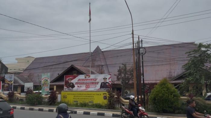 POLSEK SAMARINDA KOTA - Bangunan Polsek Samarinda Kota di Jalan Bhayangkara, yang dulunya merupakan barak polisi peninggalan kolonial Belanda, kini berstatus sebagai Cagar Budaya Peringkat Kota berdasarkan SK Wali Kota Samarinda Nomor: 432/359/HK-KS/XI/2021. Struktur kolonialnya yang masih terawat menjadi bukti sejarah panjang keberadaan kepolisian di Samarinda. (TribunKaltim.co/Gre)