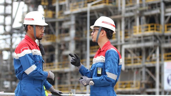 JANTUNG KILANG BALIKPAPAN - Potret Residue Fluid Catalytic Cracking (RFCC), jantung baru dari proyek Refinery Development Master Plan (RDMP) Balikpapan yang kini bersiap menyalakan babak baru sejarah perminyakan Indonesia. ‎Unit RFCC yang berdiri di tengah bentangan megah kompleks Kilang Pertamina Internasional (KPI) Unit Balikpapan ini nantinya mampu mengolah residu minyak mentah menjadi produk bernilai tinggi seperti gasoline, LPG, dan propylene dengan kapasitas 90.000 barel per hari. (TRIBUNKALTIM.CO/DWI ARDIANTO)