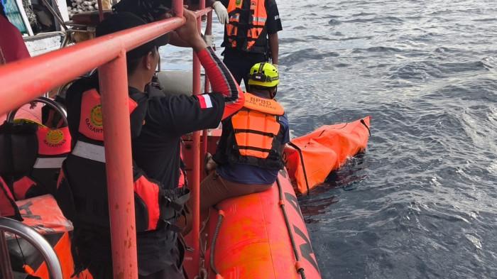 TEMUKAN KORBAN - Operasi pencarian terhadap KM Mina Maritim 148 yang tenggelam di perairan Talisayan, Kabupaten Berau, Kalimantan Timur. Tim SAR gabungan kembali melanjutkan upaya penyelaman dan penyisiran di area laut yang cukup luas, setelah sehari sebelumnya menemukan satu korban meninggal dunia. (HO/BASARNAS)