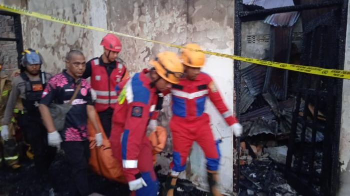 KORBAN KEBAKARAN BALIKPAPAN - Kebakaran hebat melanda kawasan padat penduduk di Jalan Prona 3, Kelurahan Sepinggan, Balikpapan Selatan, pada Minggu (2/11/2025) dini hari. Peristiwa itu menewaskan dua orang warga lanjut usia dan menghanguskan satu unit rumah. (HO/SAT BRIMOB POLDA KALTIM)