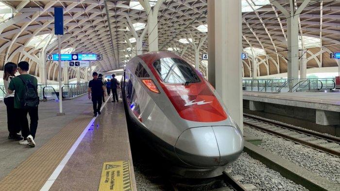 KERETA CEPAT WHOOSH - Kereta cepat Jakarta-Bandung Whoosh di Stasiun Halim, Jakarta Timur. Pakar ekonomi Universitas Airlangga (Unair) Surabaya menilai pembiayaan proyek Kereta Cepat Jakarta-Bandung (KCJB) atau Whoosh melalui skema Danantara lebih tepat dibandingkan membebani APBN. (KOMPAS.com/Krisda Tiofani)