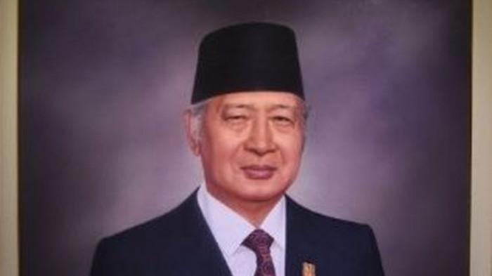 GELAR PAHLAWAN SOEHARTO - Potret Presiden ke-2 Republik Indonesia, Soeharto. Menteri Koordinator Bidang Hukum, HAM, Imigrasi, dan Pemasyarakatan (Menko Kumham Imipas) Yusril Ihza Mahendra mengatakan keputusan pemberian gelar pahlawan nasional kepada Presiden ke-2 RI Soeharto sepenuhnya berada di tangan Presiden Prabowo Subianto. (kebudayaan.kemdikbud.go.id)