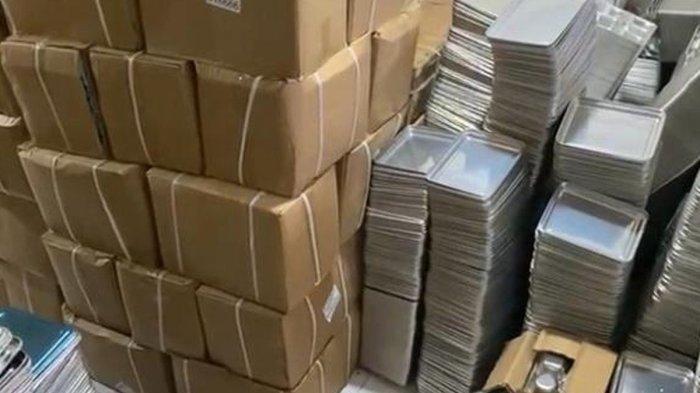 OMPRENG MBG - Polisi geledah ruko pemalsu nampan MBG di Jakarta Utara (Kompas.com/Hafizh Wahyu Darmawan)