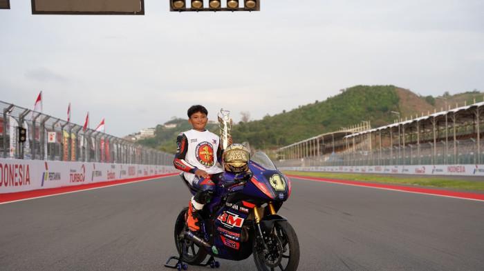 Danadyaksa Wida Pangestu (Yamaha Yamalube SCM Grup Aditama NHK RBT34 STSJ GDT Berau) : Juara nasional Junior Sport 150cc U-15.