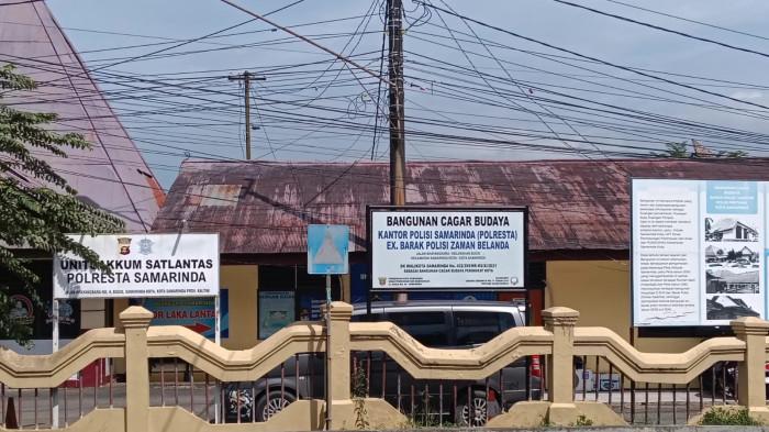 ZAMAN KOLONIALISME - Bangunan Polsek Samarinda Kota yang terletak di Jalan Bhayangkara ini punya jejak sejarah zaman kolonialisme, Rabu (5/11/2025).Berdasarkan peta era kolonial, Kantor Polsek Samarinda Kota itu tempo dulu bernama “Politie Kazerne” yang berarti barak atau markas polisi. (Tribunkaltim.co/ Nevrianto HP)