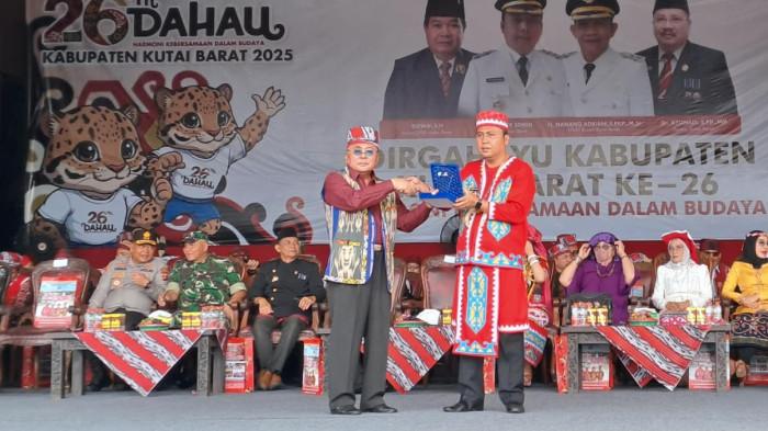 20251105_Penyerahan Rekor Muri di HUT ke-26 Kutai Barat