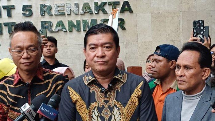 SILFESTER MATUTINA - Ketua Umum Solidaritas Merah Putih, Silfester Matutina, di Polda Metro Jaya, Senin (4/7/2025).(KOMPAS.com/BAHARUDIN AL FARISI)