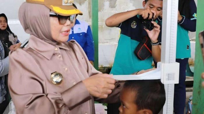 BONTANG TURUNKAN STUNTING -  Walikota Bontang Neni Moerniaeni mengukur tinggi badan seorang anak saat meninjau pelaksanaan, operasi timbang serentak jilid II, di Posyandu Bontang Lestari, Selasa (4/11/2025). (HO/Prokopim)