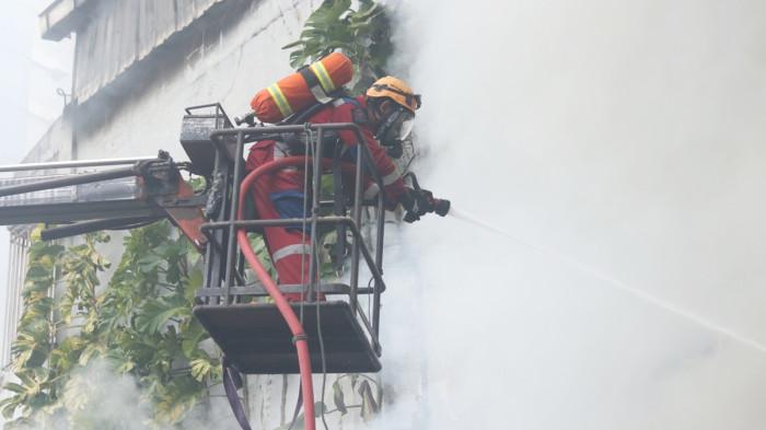 KEBAKARAN DI BALIKPAPAN - Petugas pemadam saat memadamkan api di RT 32 Kelurahan Klandasan Ilir Balikpapan, Rabu (5/11/2025) dini hari. Api melalap dua ruko berlantai tiga dan satu rumah warga yang berada di belakang bangunan tersebut. (TRIBUNKALTIM.CO/DWI ARDIANTO)