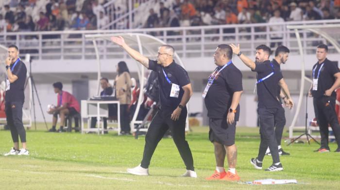 PELATIH MENEGUR WASIT – Pelatih Borneo FC, Fabio Lefundes, bersama staf kepelatihan menegur wasit saat pertandingan pekan ke-11 melawan Dewa United di Stadion Segiri, Samarinda, Kalimantan Timur, Rabu (5/11/2025) malam. Usai laga, Fabio menyampaikan terima kasih kepada seluruh staf kepelatihan yang telah bekerja dengan baik dari satu pertandingan ke pertandingan berikutnya. (TRIBUNKALTIM.CO/NEVRIANTO HARDI PRASETYO0