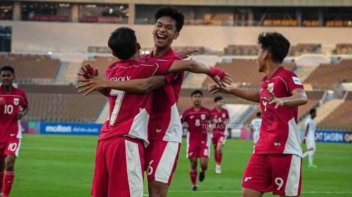 HASIL TIMNAS U17 - Gelandang Timnas U17 Indonesia, Evandra Florasta (tengah) merayakan gol setelah membobol gawang Yaman U17 dalam laga kedua Grup B Piala Asia U17, Senin (7/4/2025). Berikut prediksi skor Timnas U17 vs Brasil di Piala Dunia U17 2025 (Dok: PSSI/Timnas Indonesia)