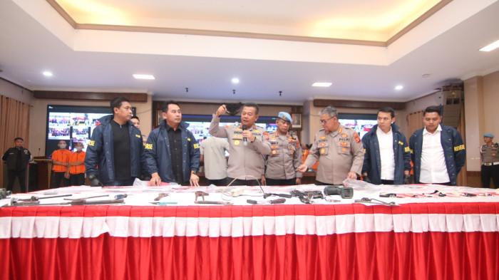 OPERASI JARAN MAHAKAM -  Kapolda Kaltim Irjen Pol Endar Priantoro didampingi Kabid Humas Polda Kaltim Kombes Pol Yuliyanto dan Dirreskrimum Polda Kaltim Kombes Pol Jamaluddin Farti saat konferensi pers hasil Operasi Jaran Mahakam 2025 di Gedung Mahakam, Polda Kaltim, Jumat (7/11/2025). 