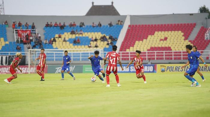 DELTRAS VS PERSIBA - Skuad Persiba Balikpapan berebut bola dengan Skuad Deltras FC pada pekan ke-9 kompetisi Pegadaian Championship League 2025-2026 di stadion Gelora Delta Sidoarjo, Jumat (7/11/2025).(HO/Periba Balikpapan)