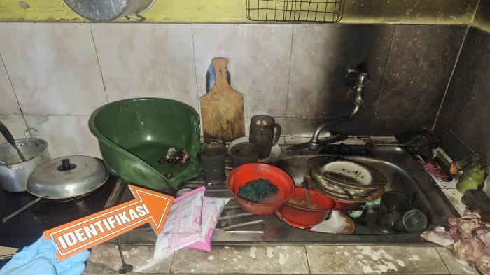 SUAMI BAKAR ISTRI - TKP kasus suami membakar istri di Kecamatan Sangatta Selatan, Kutai Timur, Jumat (7/11/2025). Diduga cemburu, seorang pria di Kutai Timur nekat membakar istrinya. Korban alami luka bakar 81 persen. (HO/Polres Kutim)