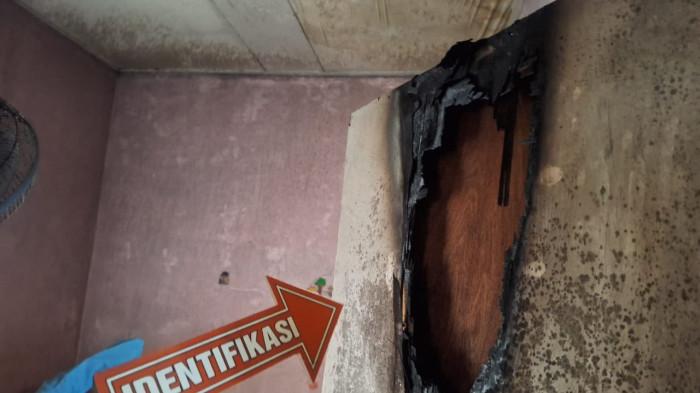 SUAMI BAKAR ISTRI - TKP kasus suami membakar istri di Kecamatan Sangatta Selatan, Kutai Timur, Jumat (7/11/2025). Seorang ibu di Sangatta Selatan dibakar oleh suaminya, warga terkejut karena keluarga dikenal ramah dan mapan. (HO/Polres Kutim)