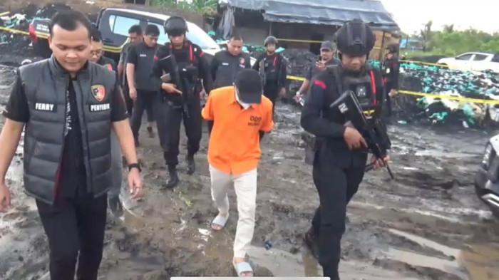 TAMBANG ILEGAL IKN - Konfrensi pers di lokasi tambang ilegal oleh tim gabungan dari Bareskrim Polri, Otorita IKN, Polda Kaltim, dan Kodam VI/Mulawarman mengungkap praktik tambang ilegal batu bara di kawasan Sungai Seluang, Kecamatan Samboja, Kabupaten Kutai Kartanegara, yang masuk wilayah Taman Hutan Raya (Tahura) Bukit Soeharto, Sabtu (8/11/2025). (TRIBUNKALTIM.CO/DWI ARDIANTO)